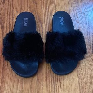 NWOT brash size 6 black fuzzy slides